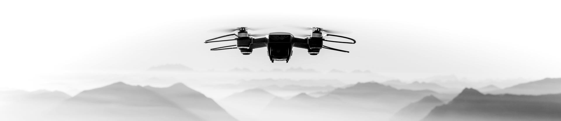 image d'un drone volant au milieu des montagnes